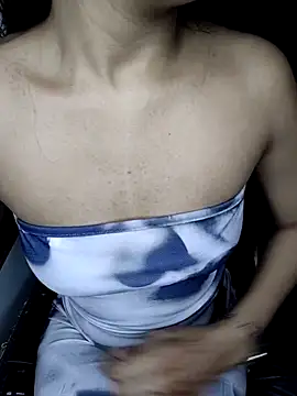 Snapshot of Leeeezzzz_roy chatting on November 7, 2025, 8:35 pm Leeeezzzz roy online show from November 7, 2025, 8:35 pm