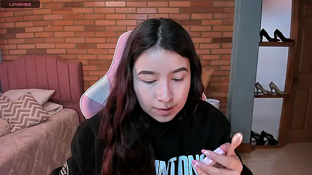 Amy joones online show from May 4, 2026, 11:46 am