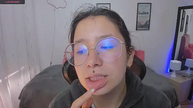 Amy joones online show from November 10, 2025, 1:05 pm