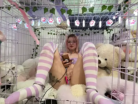 Snapshot of LaskaLeRoomba chatting on October 20, 2025, 5:02 pm LaskaLeRoomba online show from October 20, 2025, 5:02 pm