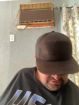 Snapshot of Miguel16i chatting on February 4, 2025, 9:52 pm Miguel16i online show from February 4, 2025, 9:52 pm