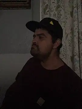 Snapshot of Miguel16i chatting on March 9, 2025, 5:55 am Miguel16i online show from March 9, 2025, 5:55 am