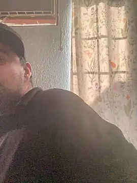 Snapshot of Miguel16i chatting on February 27, 2025, 12:25 am Miguel16i online show from February 27, 2025, 12:25 am