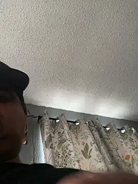 Snapshot of Miguel16i chatting on February 14, 2025, 4:52 pm Miguel16i online show from February 14, 2025, 4:52 pm