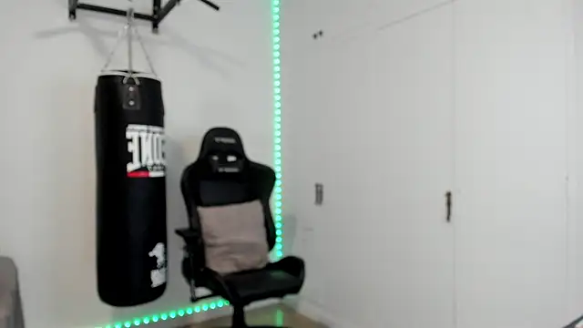 Snapshot of dan01_ chatting on April 12, 2026, 6:16 am dan01 online show from April 12, 2026, 6:16 am