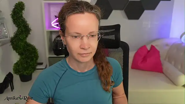 Snapshot of AnnikaRose chatting on February 4, 2026, 12:55 pm AnnikaRose online show from February 4, 2026, 12:55 pm