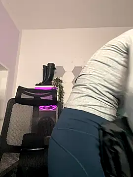 Snapshot of AnnikaRose chatting on December 20, 2025, 1:47 pm AnnikaRose online show from December 20, 2025, 1:47 pm