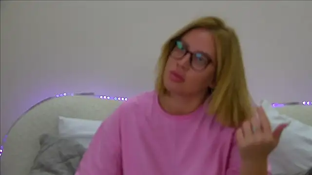 Snapshot of MariaNeumann chatting on September 21, 2025, 6:35 pm MariaNeumann online show from September 21, 2025, 6:35 pm