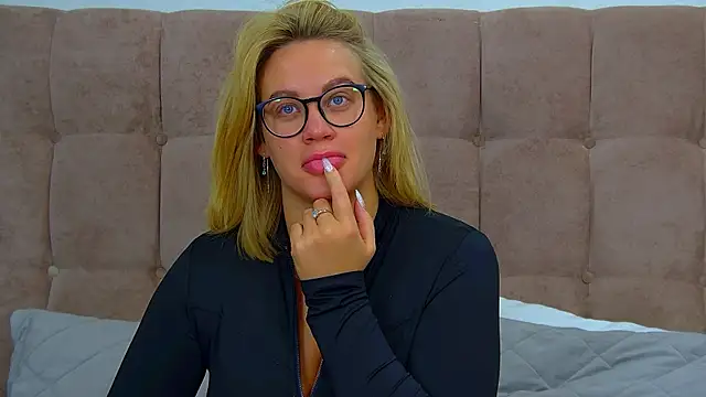 Snapshot of MariaNeumann chatting on January 15, 2026, 6:28 am MariaNeumann online show from January 15, 2026, 6:28 am