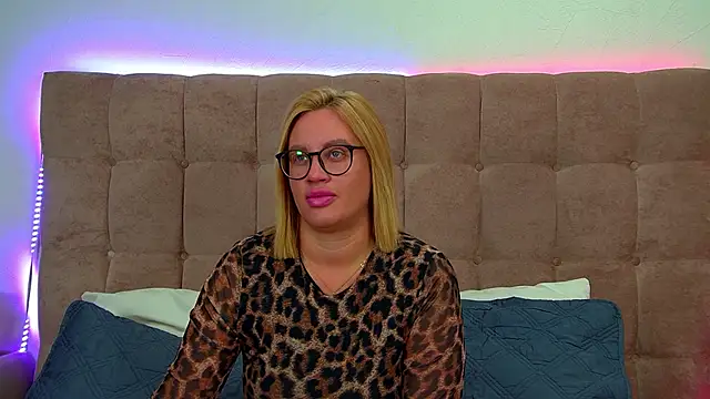 Snapshot of MariaNeumann chatting on October 22, 2025, 6:24 am MariaNeumann online show from October 22, 2025, 6:24 am