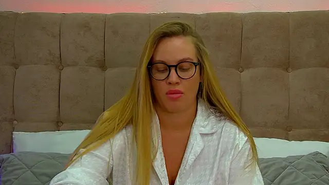 Snapshot of MariaNeumann chatting on March 6, 2025, 7:03 am MariaNeumann online show from March 6, 2025, 7:03 am