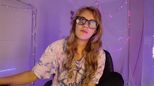 Giia paiige18 online show from November 12, 2025, 1:26 pm