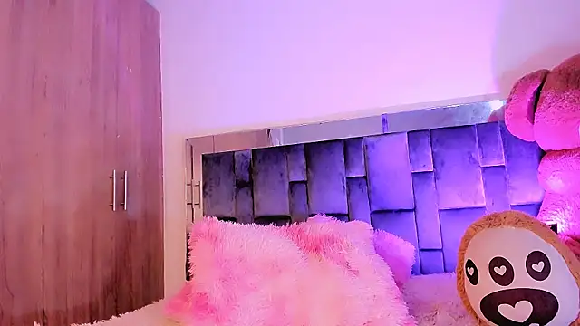 Vianca Chanel online show from January 16, 2025, 12:12 am