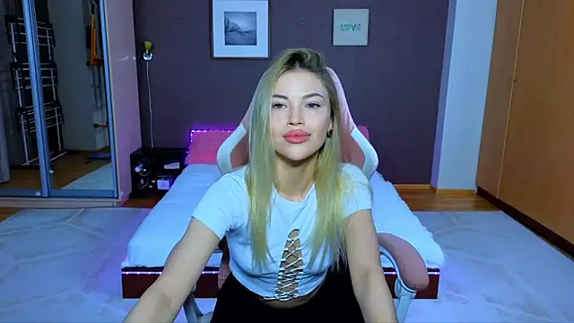 Snapshot of EmmyMills chatting on January 24, 2025, 10:08 pm EmmyMills online show from January 24, 2025, 10:08 pm