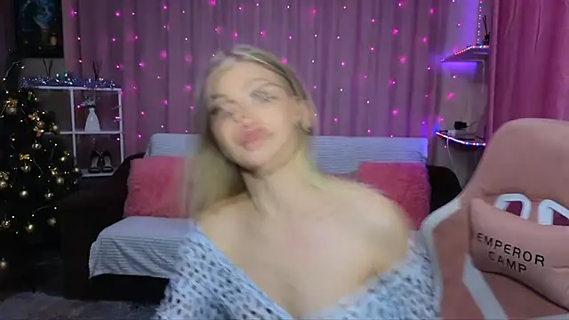 Snapshot of EmmyMills chatting on December 13, 2024, 10:23 pm EmmyMills online show from December 13, 2024, 10:23 pm