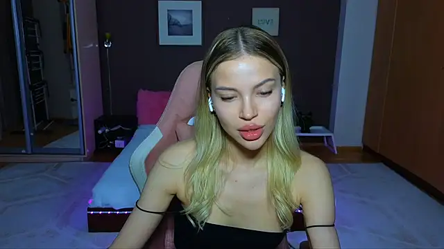 Snapshot of EmmyMills chatting on January 18, 2025, 8:51 pm EmmyMills online show from January 18, 2025, 8:51 pm