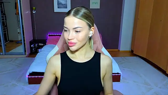 Snapshot of EmmyMills chatting on January 27, 2025, 10:38 pm EmmyMills online show from January 27, 2025, 10:38 pm