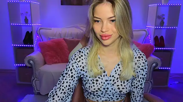 Snapshot of EmmyMills chatting on October 11, 2025, 7:48 pm EmmyMills online show from October 11, 2025, 7:48 pm