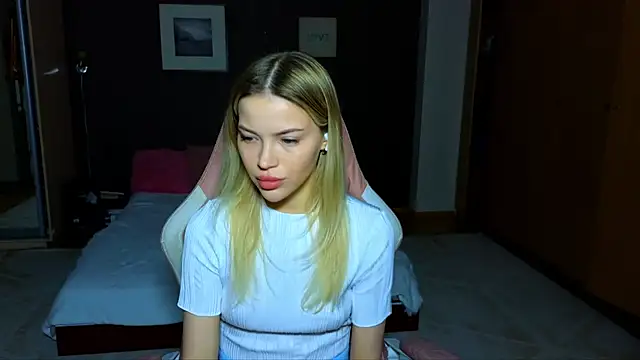 Snapshot of EmmyMills chatting on February 16, 2025, 10:22 pm EmmyMills online show from February 16, 2025, 10:22 pm