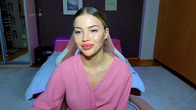 Snapshot of EmmyMills chatting on February 24, 2025, 1:24 am EmmyMills online show from February 24, 2025, 1:24 am