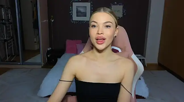 Snapshot of EmmyMills chatting on January 4, 2025, 8:27 pm EmmyMills online show from January 4, 2025, 8:27 pm