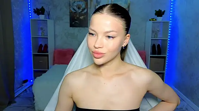 Snapshot of EmmyMills chatting on June 15, 2026, 6:18 pm EmmyMills online show from June 15, 2026, 6:18 pm