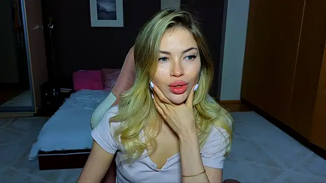 Snapshot of EmmyMills chatting on February 14, 2025, 9:43 pm EmmyMills online show from February 14, 2025, 9:43 pm