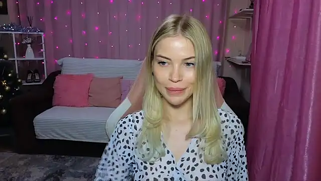 Snapshot of EmmyMills chatting on December 5, 2024, 10:06 pm EmmyMills online show from December 5, 2024, 10:06 pm