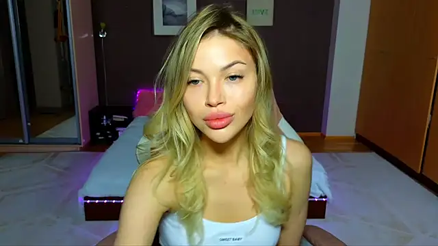 Snapshot of EmmyMills chatting on February 13, 2025, 9:27 pm EmmyMills online show from February 13, 2025, 9:27 pm