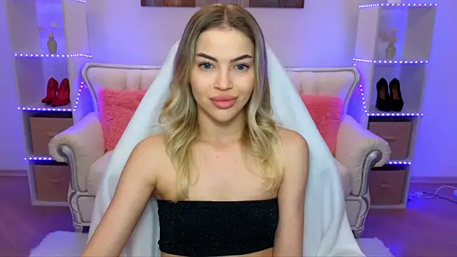 EmmyMills online show from December 2, 2025, 8:10 pm