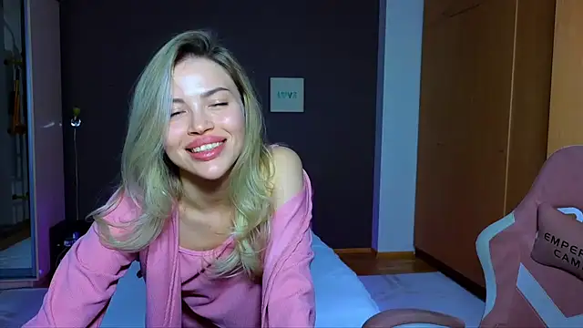 Snapshot of EmmyMills chatting on February 12, 2025, 11:51 pm EmmyMills online show from February 12, 2025, 11:51 pm