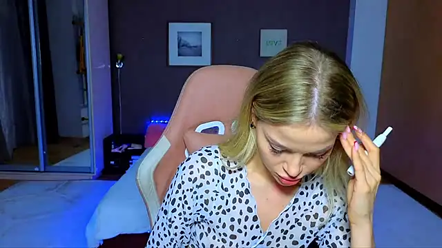 Snapshot of EmmyMills chatting on March 17, 2025, 9:35 pm EmmyMills online show from March 17, 2025, 9:35 pm