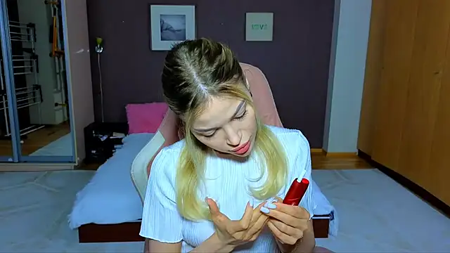 Snapshot of EmmyMills chatting on February 20, 2025, 9:53 pm EmmyMills online show from February 20, 2025, 9:53 pm