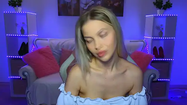 Snapshot of EmmyMills chatting on September 21, 2025, 8:58 pm EmmyMills online show from September 21, 2025, 8:58 pm