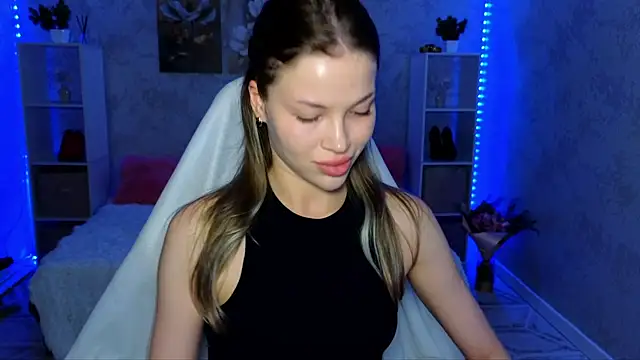 Snapshot of EmmyMills chatting on June 19, 2026, 8:58 pm EmmyMills online show from June 19, 2026, 8:58 pm