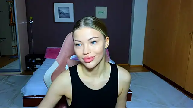 Snapshot of EmmyMills chatting on February 2, 2025, 11:21 pm EmmyMills online show from February 2, 2025, 11:21 pm