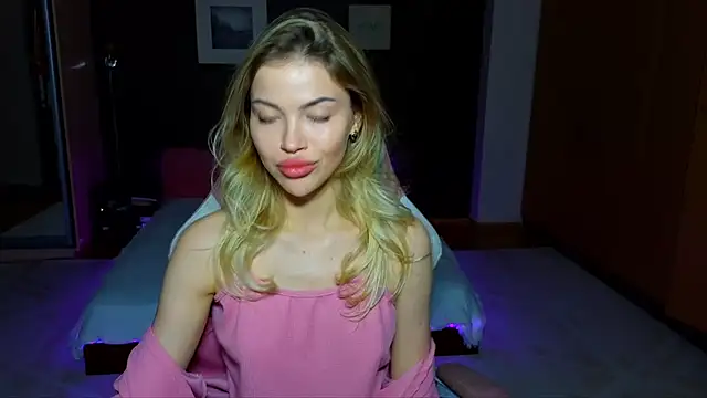 Snapshot of EmmyMills chatting on February 15, 2025, 10:21 pm EmmyMills online show from February 15, 2025, 10:21 pm