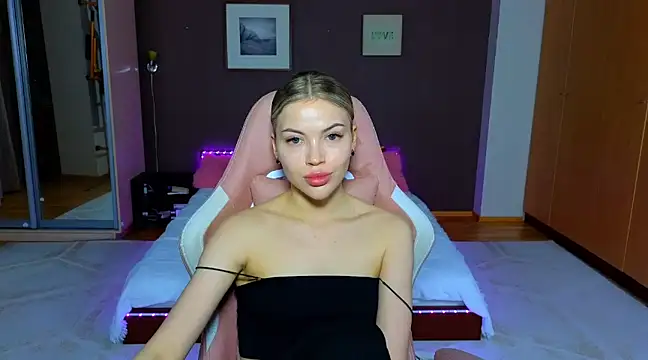 Snapshot of EmmyMills chatting on March 4, 2025, 10:05 pm EmmyMills online show from March 4, 2025, 10:05 pm