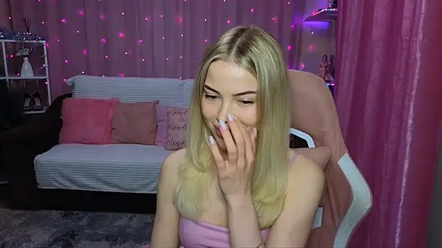 Snapshot of EmmyMills chatting on December 2, 2024, 6:05 pm EmmyMills online show from December 2, 2024, 6:05 pm