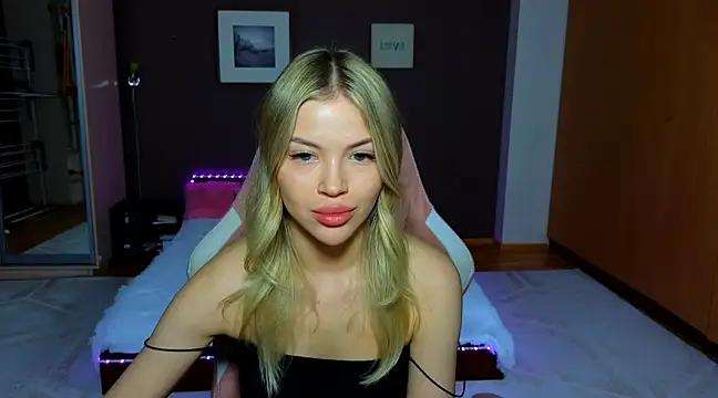 Snapshot of EmmyMills chatting on March 4, 2025, 12:18 am EmmyMills online show from March 4, 2025, 12:18 am