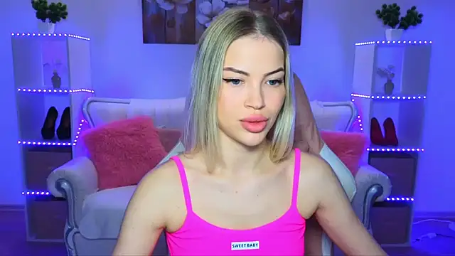 Snapshot of EmmyMills chatting on October 19, 2025, 9:17 pm EmmyMills online show from October 19, 2025, 9:17 pm