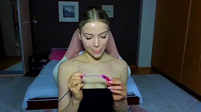 Snapshot of EmmyMills chatting on March 4, 2025, 7:01 pm EmmyMills online show from March 4, 2025, 7:01 pm