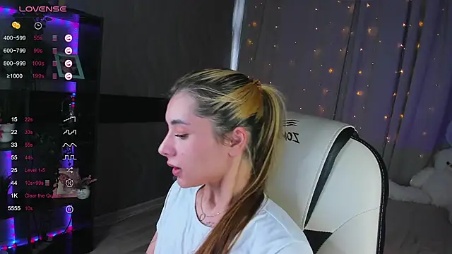 Snapshot of DarlaLike chatting on March 23, 2025, 6:58 am DarlaLike online show from March 23, 2025, 6:58 am