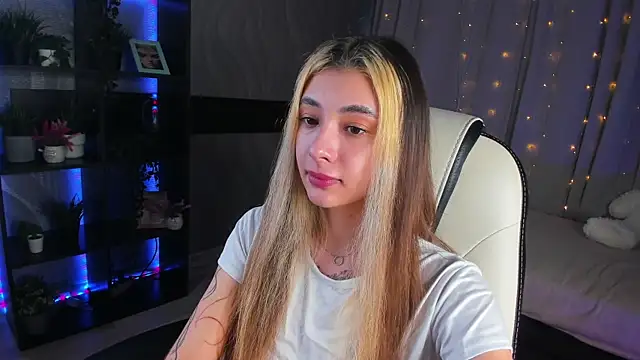 Snapshot of DarlaLike chatting on March 15, 2025, 4:35 am DarlaLike online show from March 15, 2025, 4:35 am