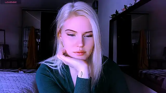 Snapshot of VoluptuousDreams chatting on March 14, 2025, 2:30 pm VoluptuousDreams online show from March 14, 2025, 2:30 pm