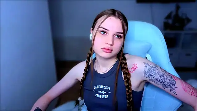 StellaLawless online show from December 17, 2025, 12:32 pm