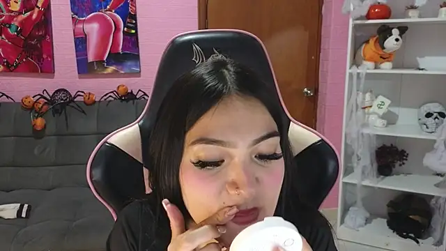 Snapshot of keity_moon chatting on October 28, 2025, 9:36 pm keity moon online show from October 28, 2025, 9:36 pm