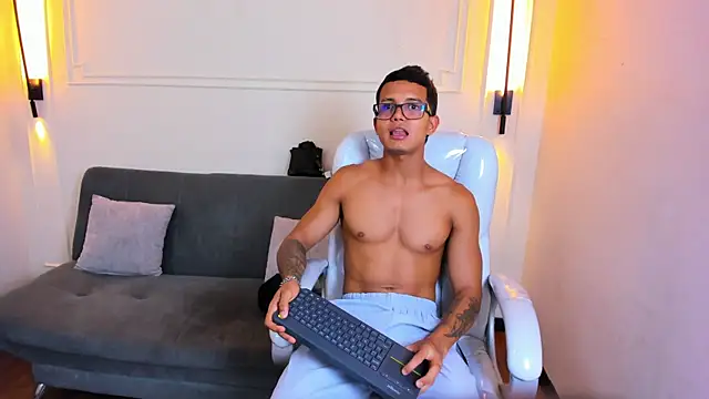 Paradise boy s online show from April 14, 2026, 4:12 pm