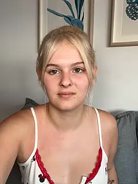 Snapshot of Allylove03 chatting on October 25, 2025, 5:17 am Allylove03 online show from October 25, 2025, 5:17 am