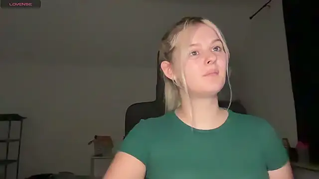 Snapshot of Allylove03 chatting on September 19, 2025, 6:12 pm Allylove03 online show from September 19, 2025, 6:12 pm